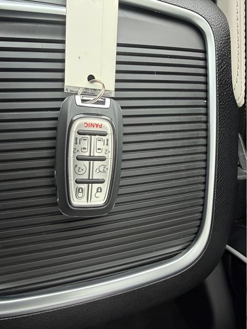 Certified 2024 Chrysler Pacifica Limited FWD image 29