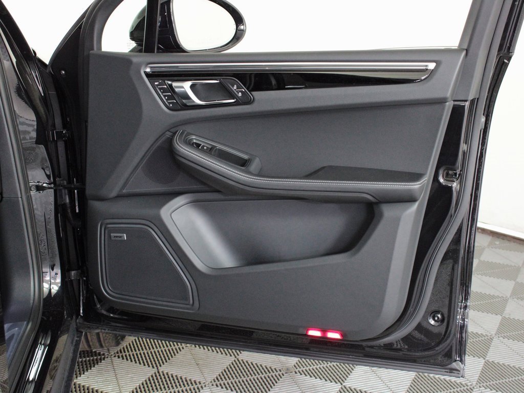 Used 2025 Porsche Macan image 37