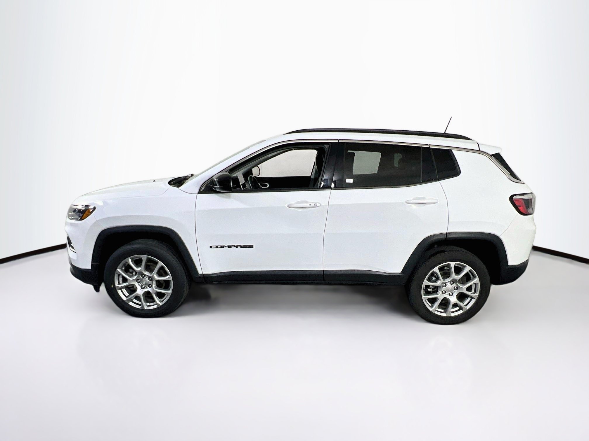 Used 2022 Jeep Compass Latitude AWD/4WD image 8