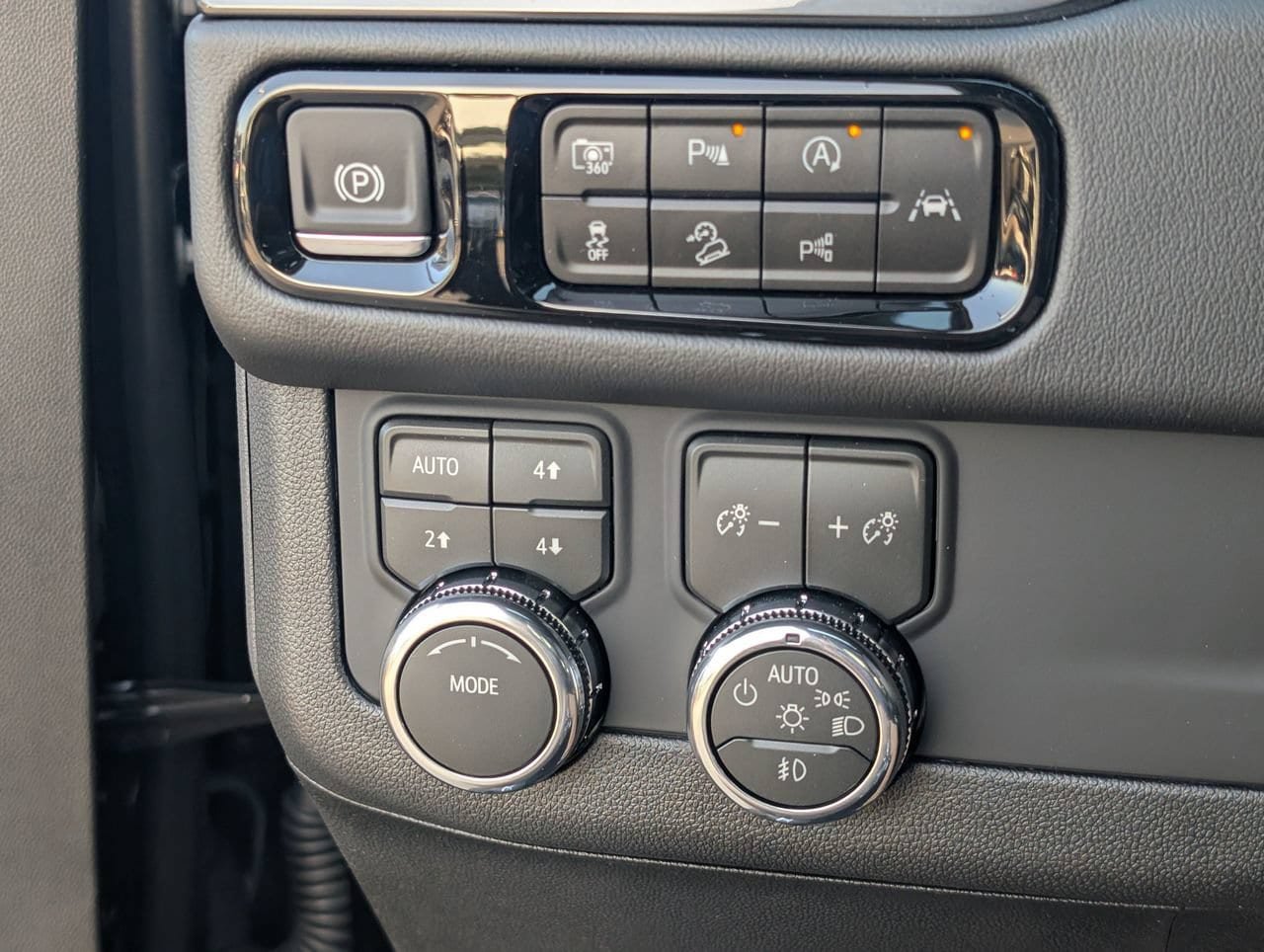 New 2026 GMC Yukon AT4 w/ AT4 Premium Package AWD/4WD image 18