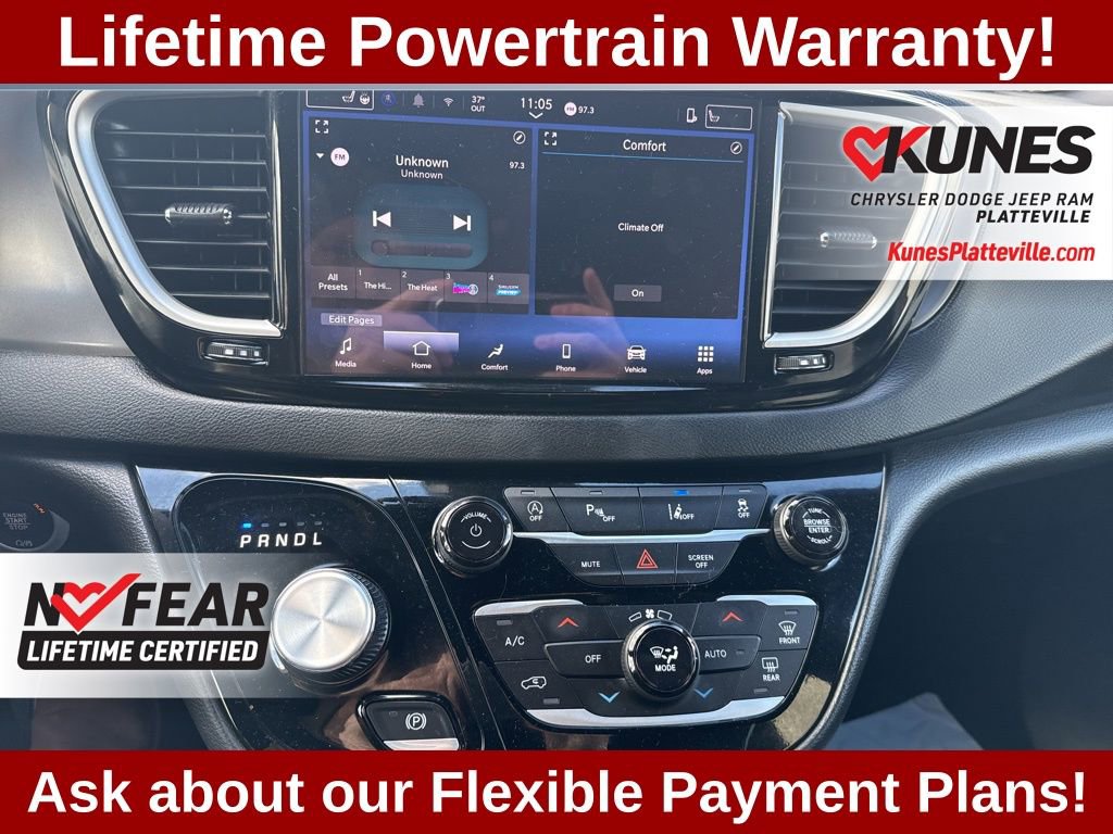 Used 2025 Chrysler Pacifica Select image 17