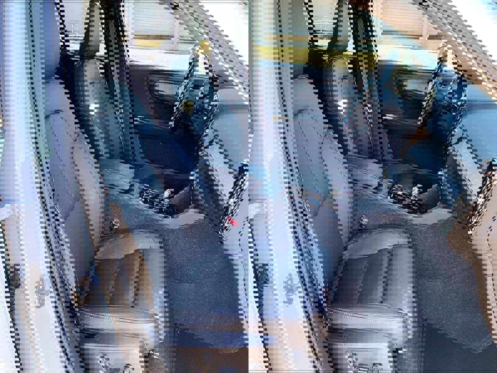 Used 2025 Volvo XC40 B5 Plus image 9