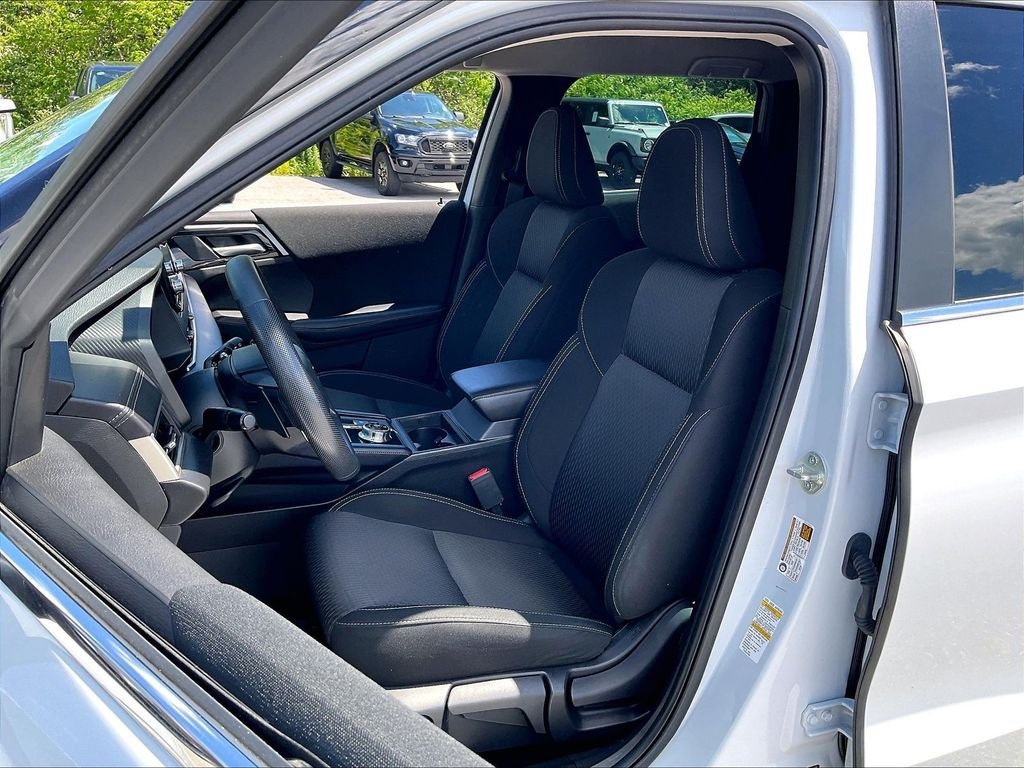 Used 2023 Mitsubishi Outlander ES AWD/4WD image 9