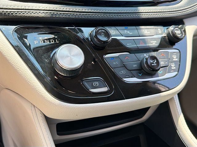 Used 2024 Chrysler Pacifica Limited FWD image 16