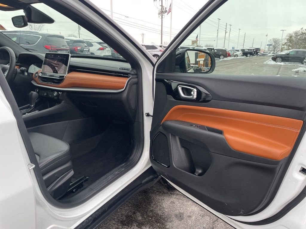 Used 2024 Jeep Compass Limited image 37