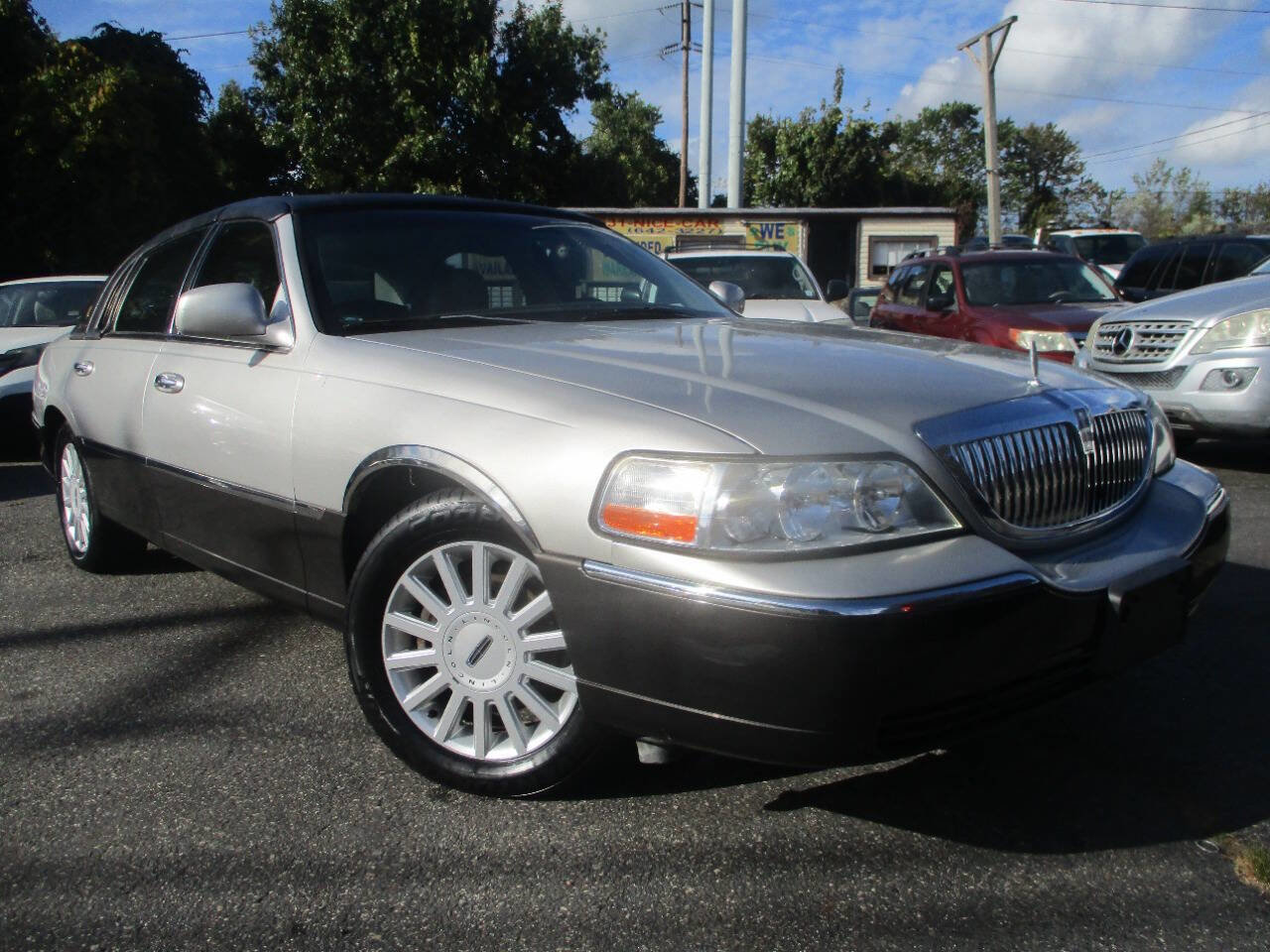 Used 2005 Lincoln Town Car Signature image 2