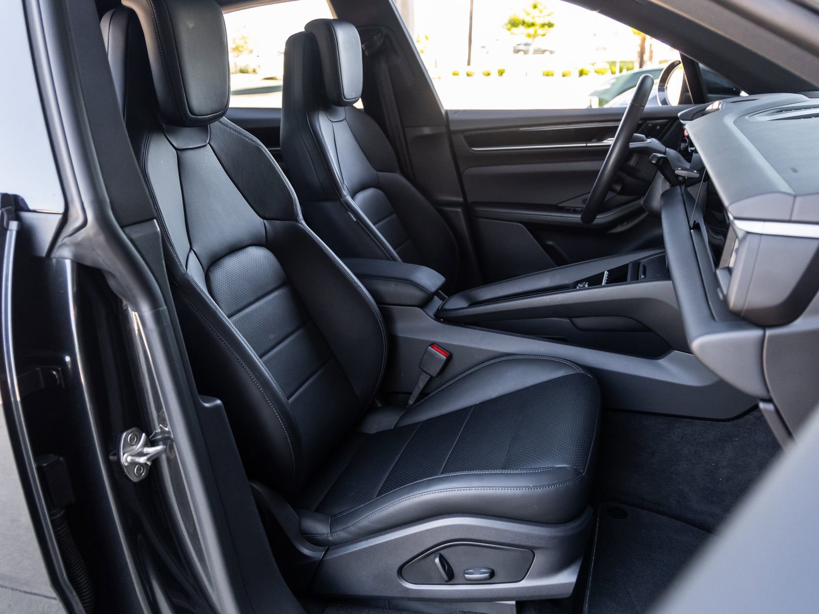 Certified 2025 Porsche Macan Electric image 40