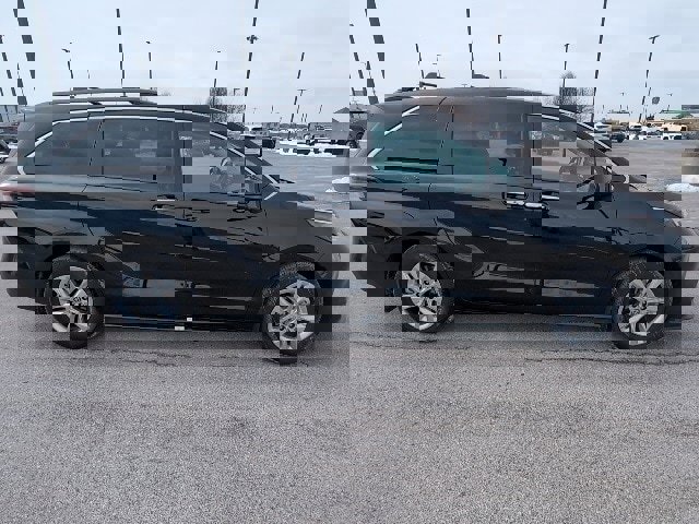 Used 2025 Toyota Sienna XLE image 2
