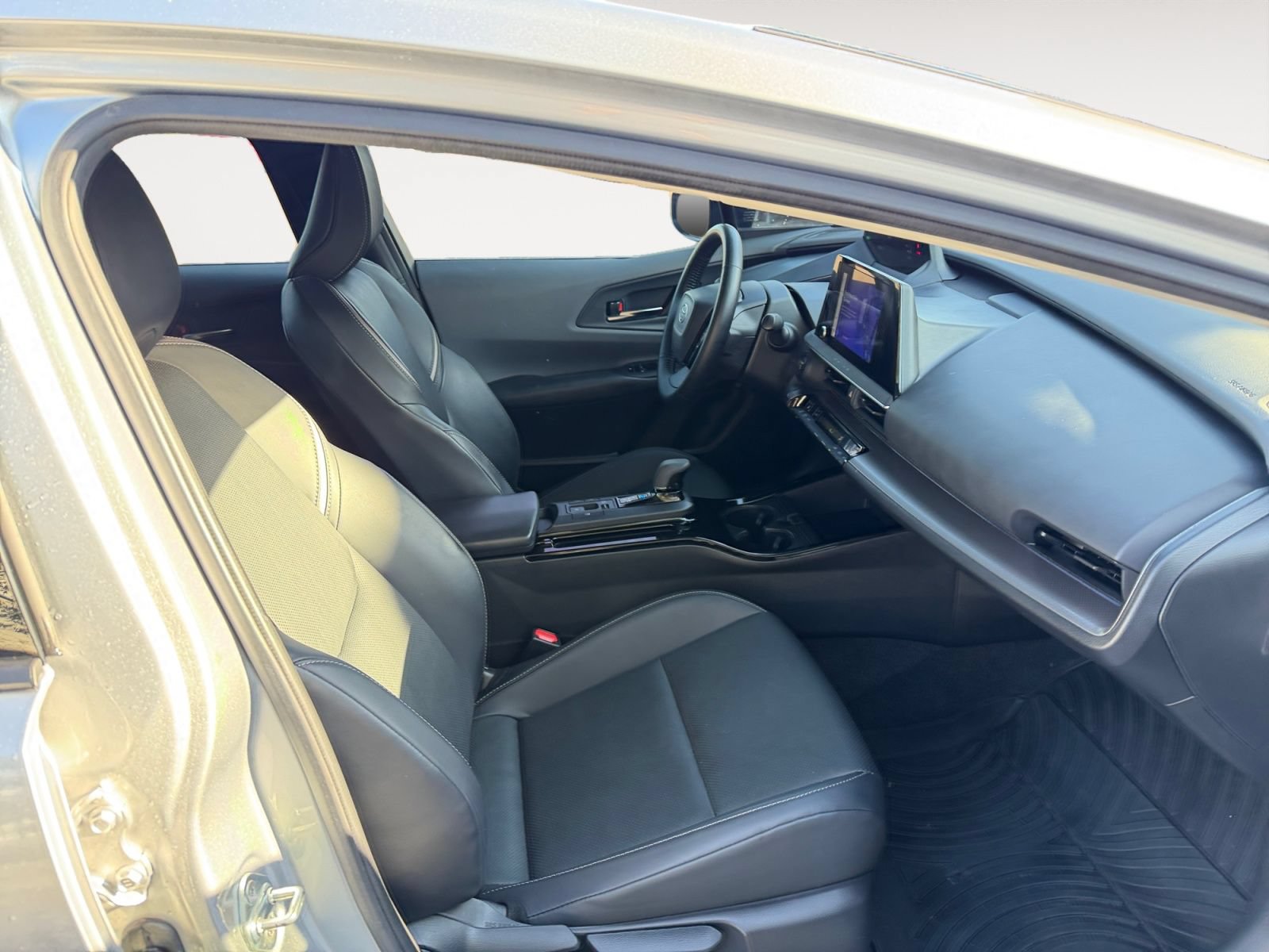 Used 2023 Toyota Prius XLE FWD image 15
