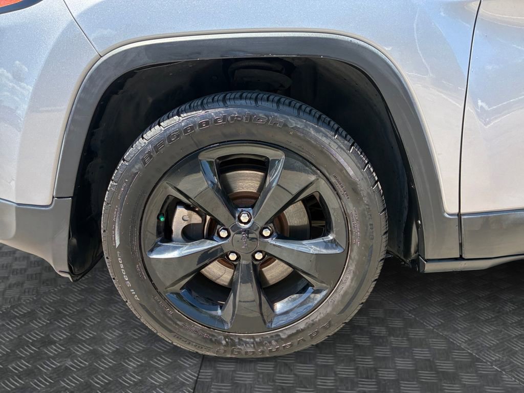 Used 2018 Jeep Cherokee Latitude w/ Altitude Package FWD image 23