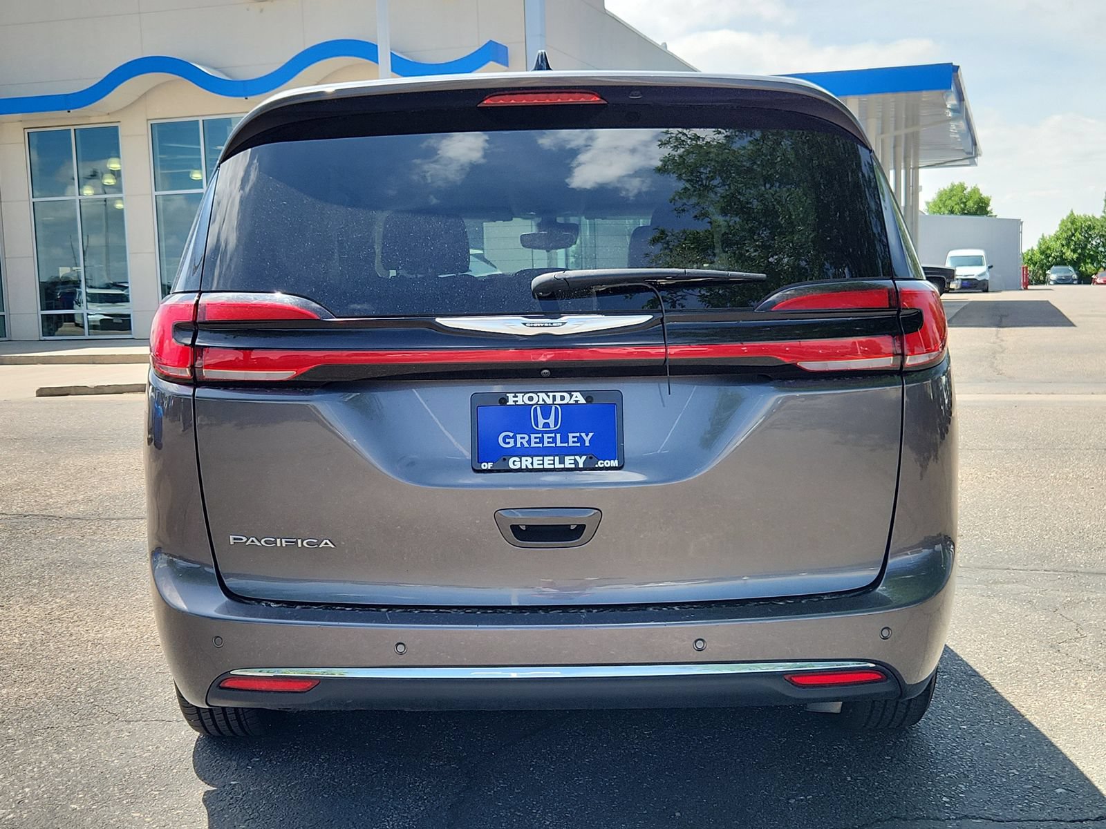 Used 2023 Chrysler Pacifica Touring-L FWD image 4