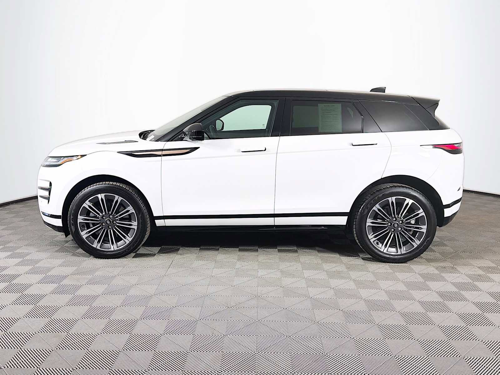 Used 2025 Land Rover Range Rover Evoque Dynamic SE AWD/4WD image 8
