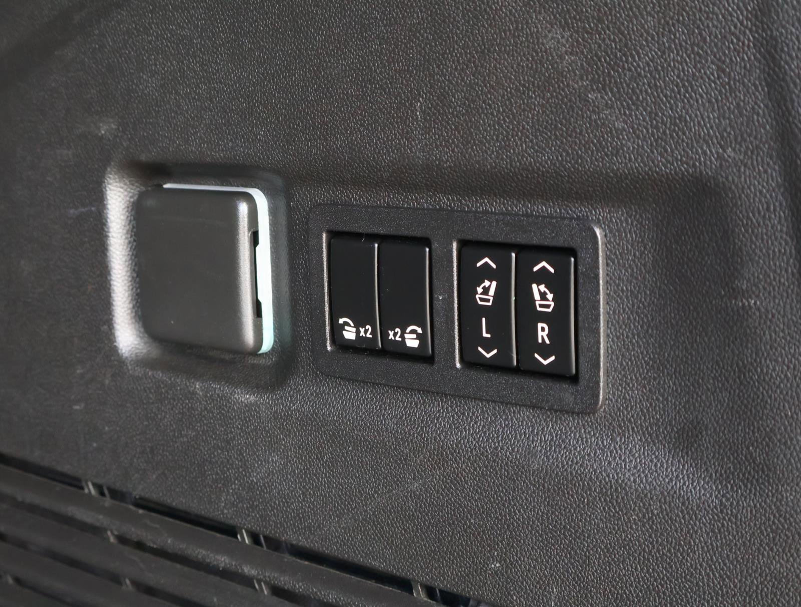 Used 2022 Chevrolet Suburban Z71 w/ Luxury Package image 27