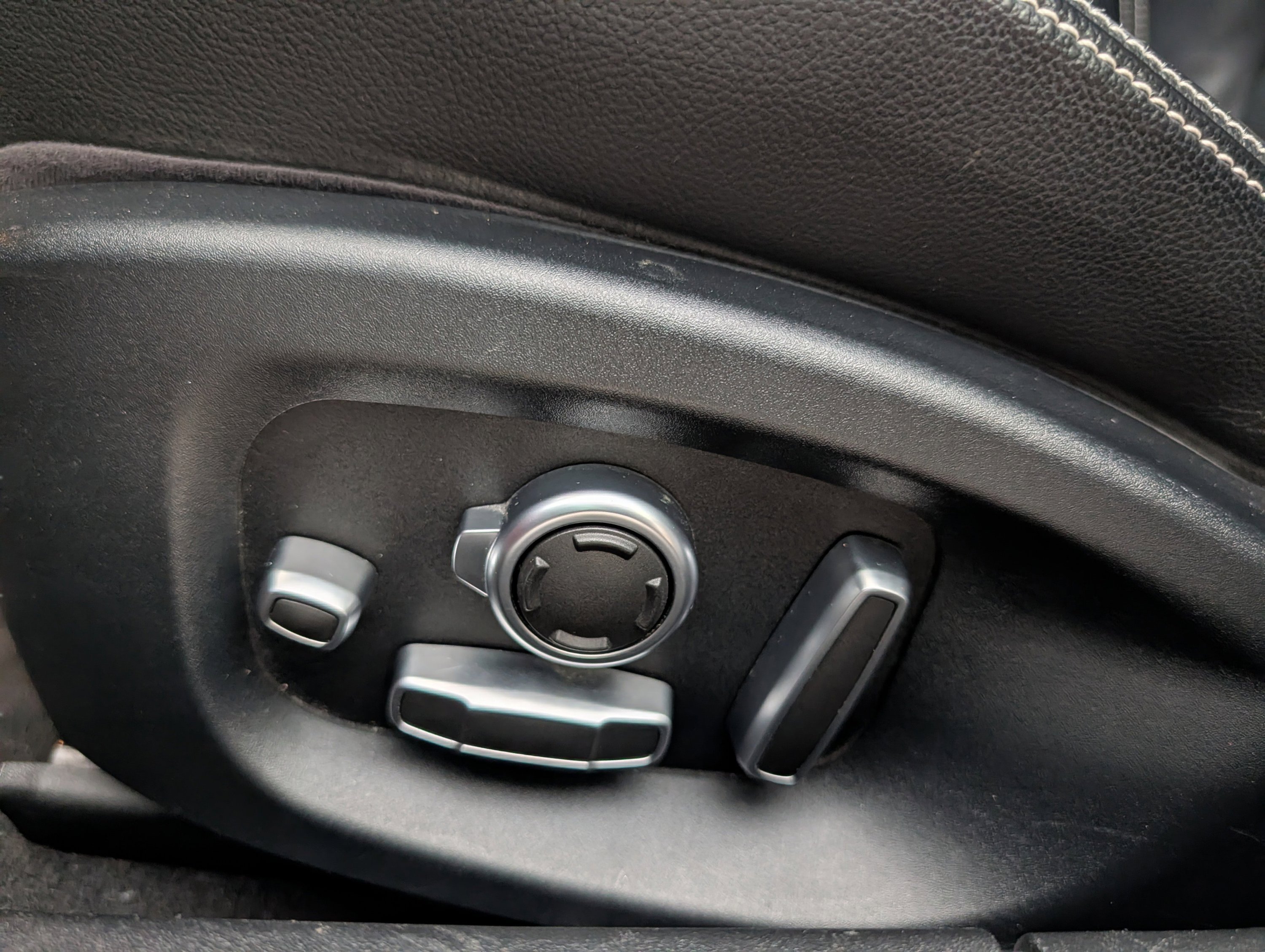 Used 2018 Jaguar XF S image 14