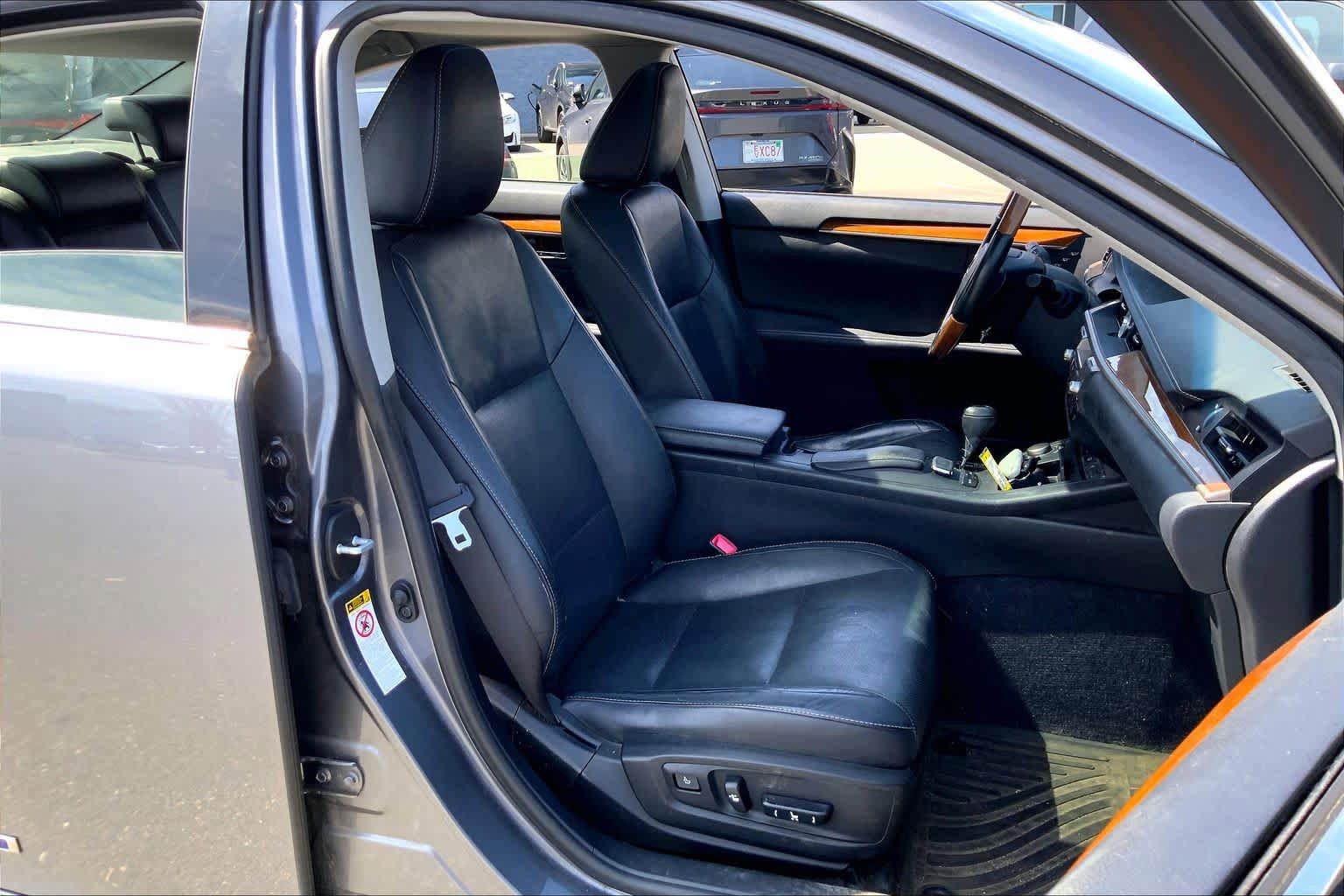 Used 2015 Lexus ES 300h w/ Navigation System Package FWD image 9