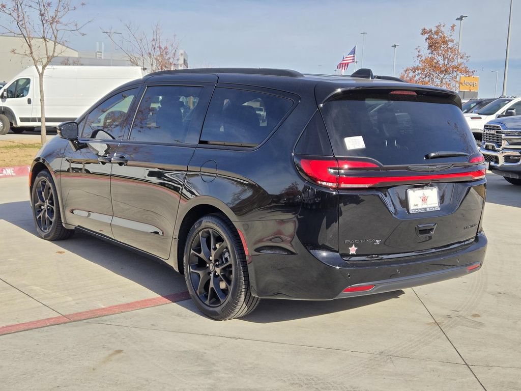 New 2026 Chrysler Pacifica Limited w/ S Appearance Package FWD image 3