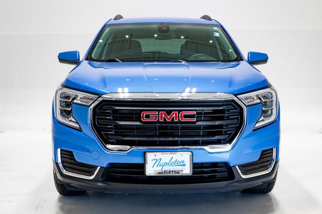Used 2024 GMC Terrain SLE w/ Driver Convenience Package FWD image 4