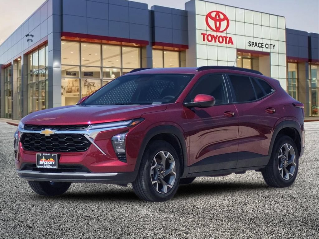 Used 2025 Chevrolet Trax LT FWD image 2