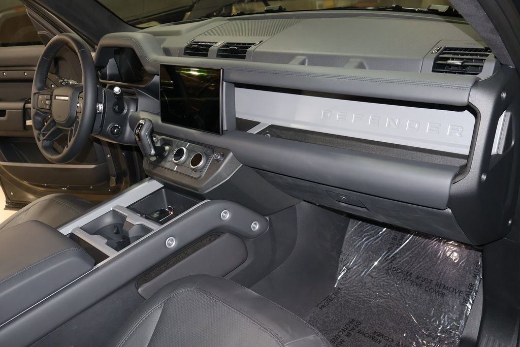 Used 2025 Land Rover Defender 130 V8 image 32
