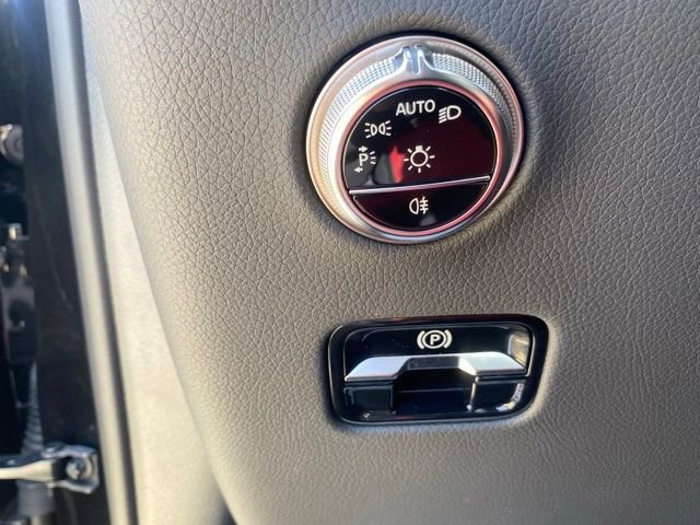 Used 2025 Mercedes-Benz GLC 300 4MATIC image 32