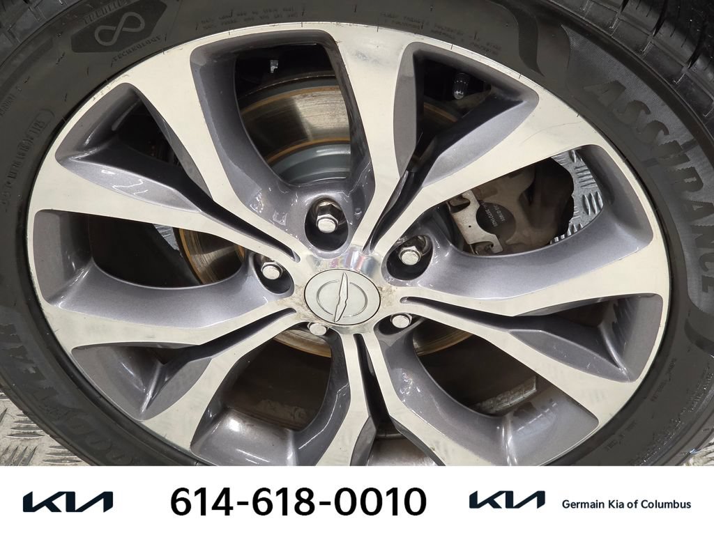 Used 2017 Chrysler Pacifica Limited w/ UConnect Theater Package FWD image 12