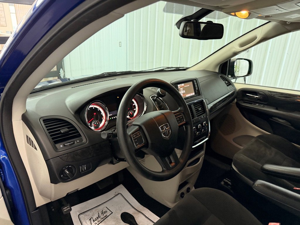 Used 2018 Dodge Grand Caravan SE w/ UConnect Hands-Free Group image 9