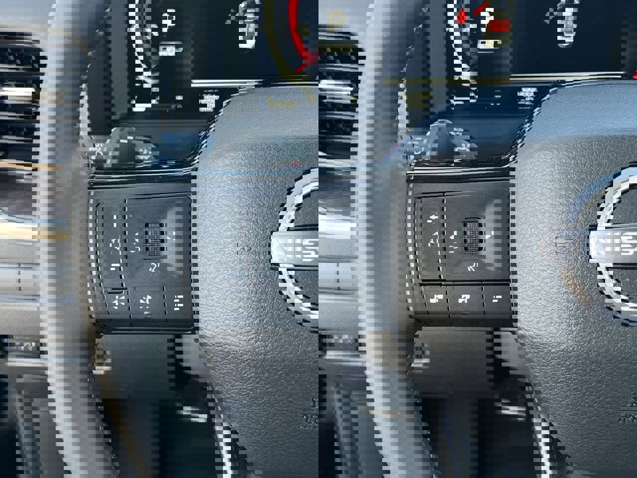 Certified 2025 Nissan Rogue Platinum image 10