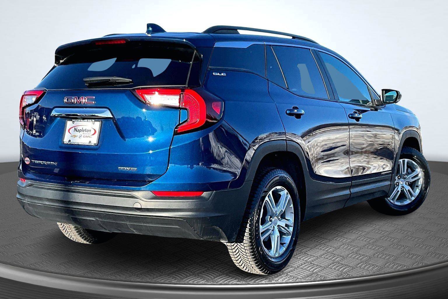 Used 2023 GMC Terrain SLE w/ Driver Convenience Package image 2