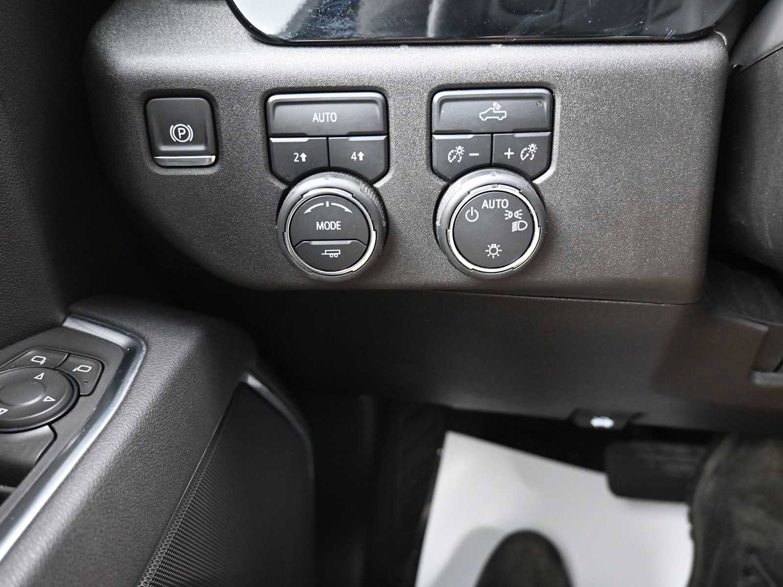 Used 2025 Chevrolet Silverado 1500 LT image 9