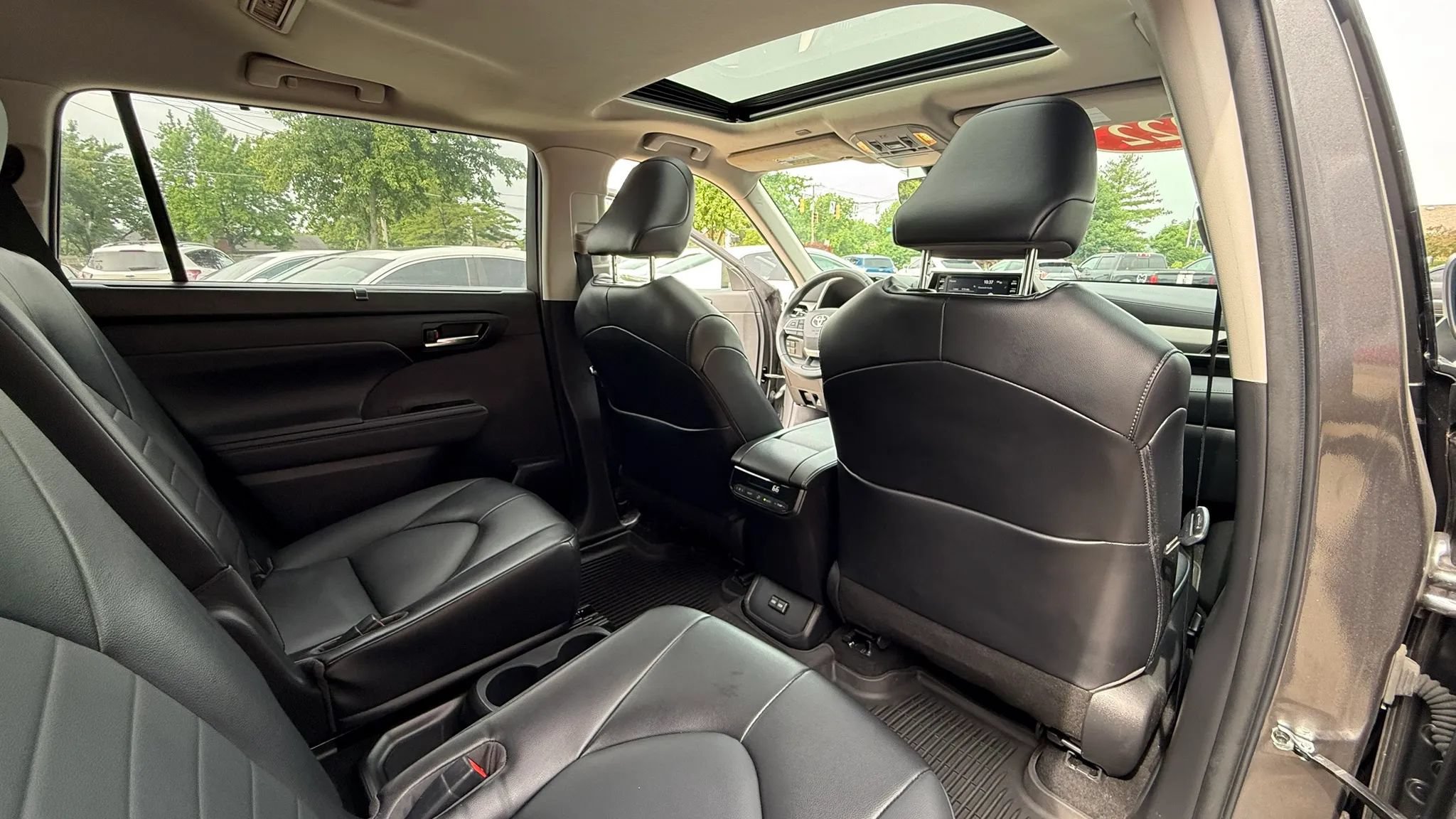 Used 2022 Toyota Highlander XLE AWD/4WD image 13