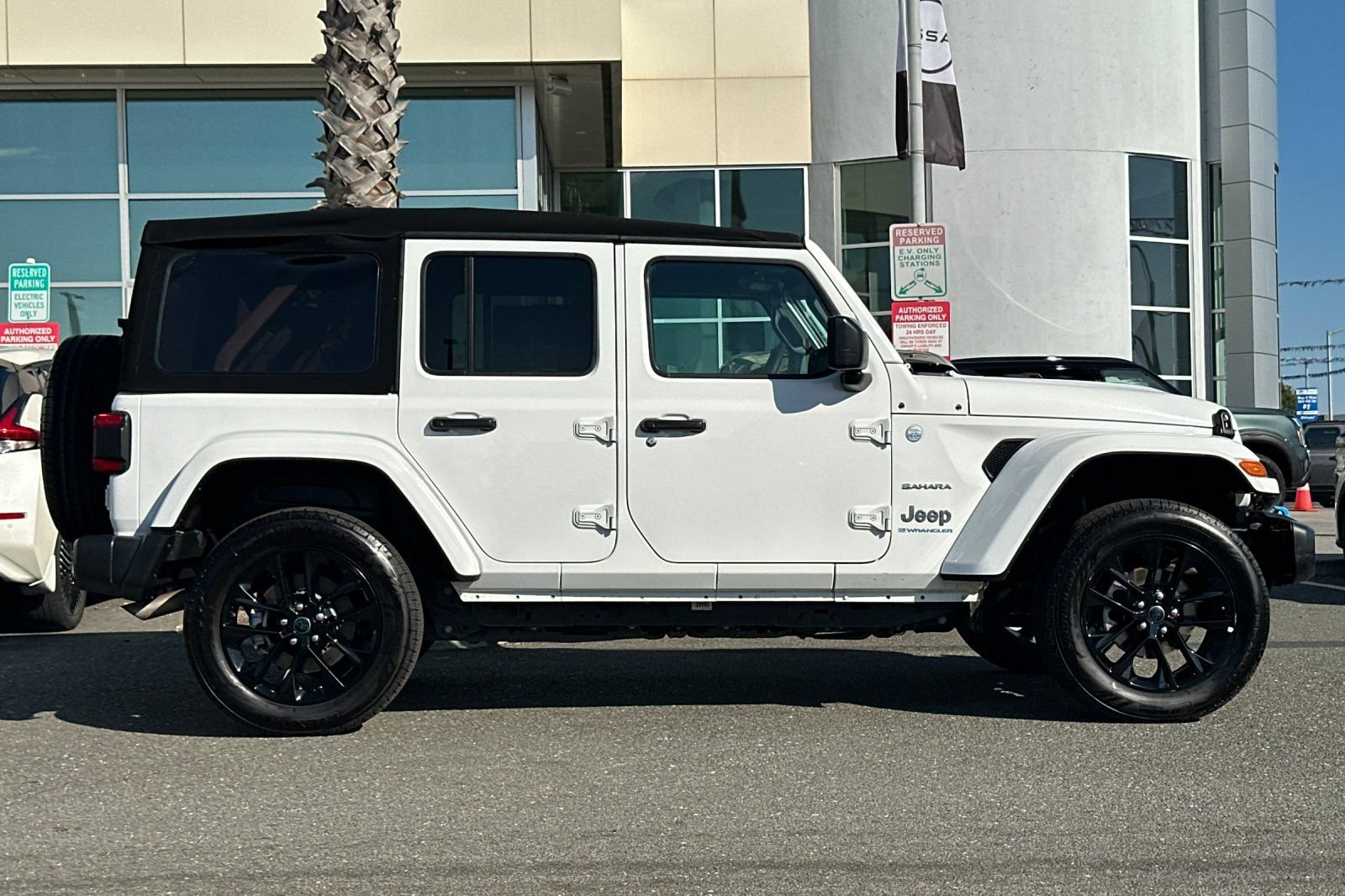 Used 2024 Jeep Wrangler Unlimited Sahara AWD/4WD image 3
