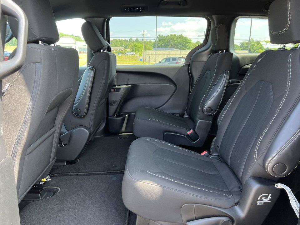 Used 2023 Chrysler Pacifica Touring FWD image 4