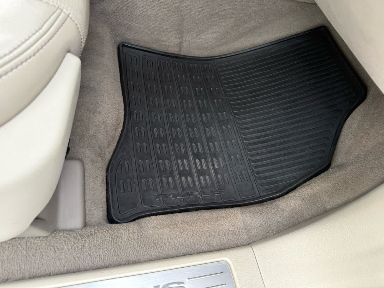 Used 2010 Ford Taurus Limited FWD image 9