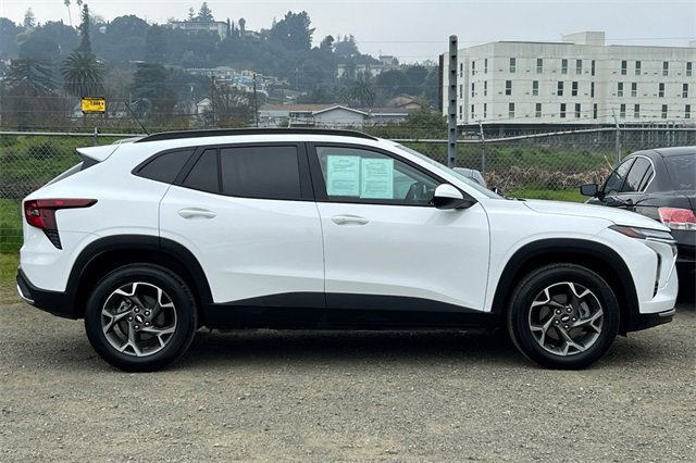 Used 2025 Chevrolet Trax LT w/ LT Convenience Package image 3