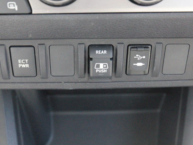 Used 2018 Toyota Tacoma SR5 AWD/4WD image 26