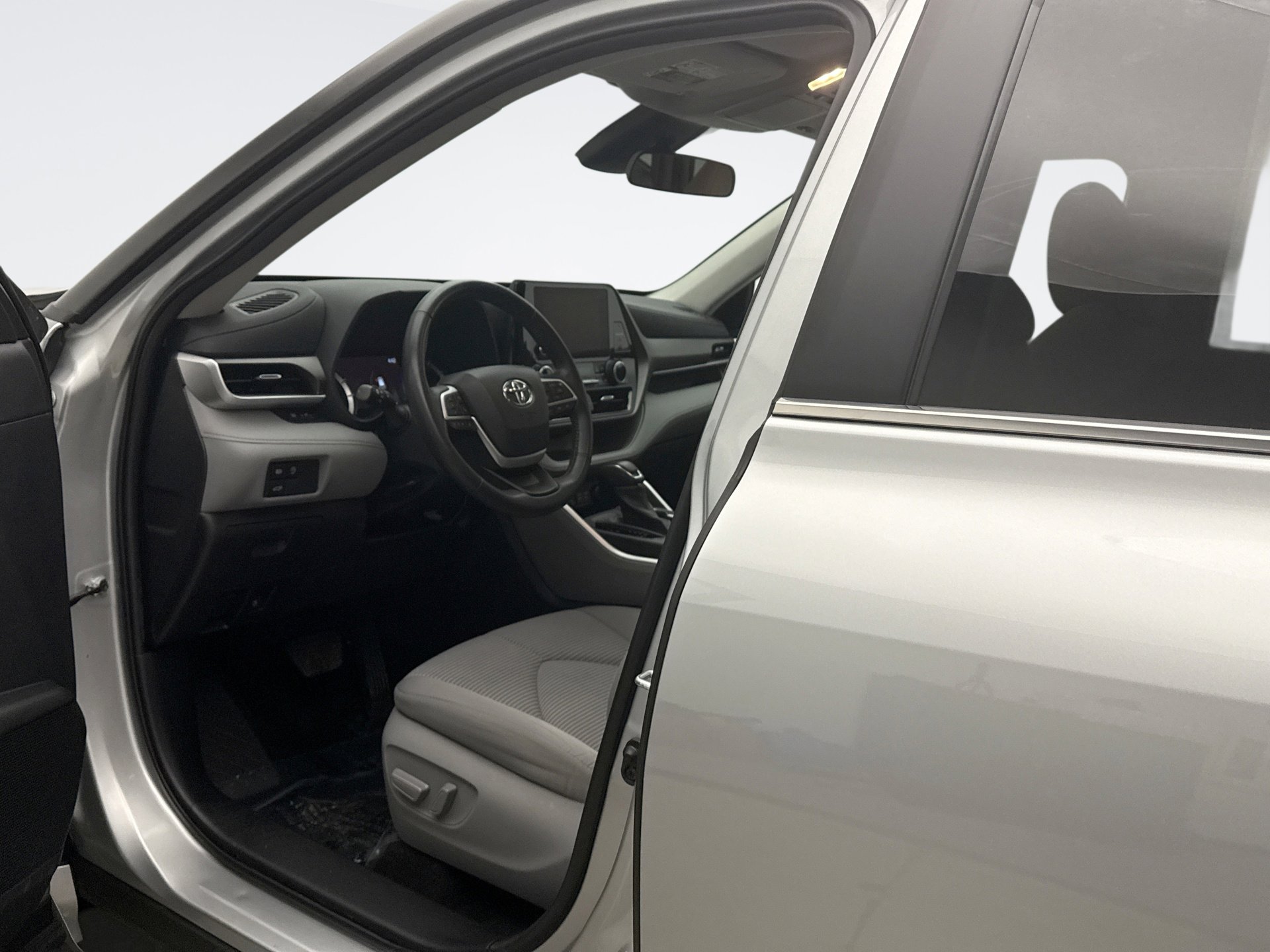 Used 2023 Toyota Highlander LE image 10