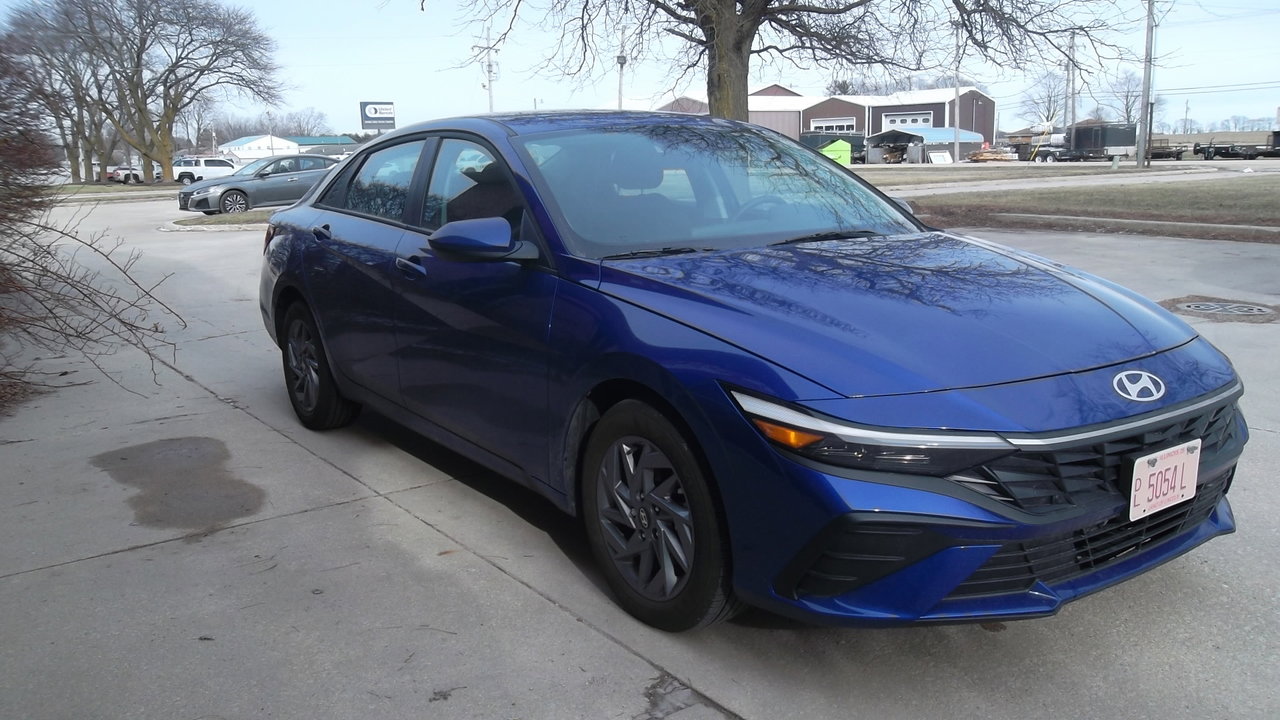Used 2025 Hyundai Elantra Blue image 2