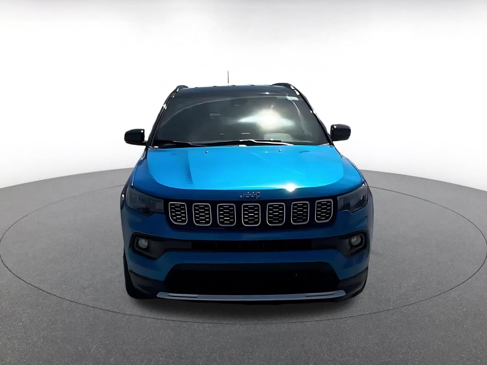 Used 2025 Jeep Compass Limited AWD/4WD image 4