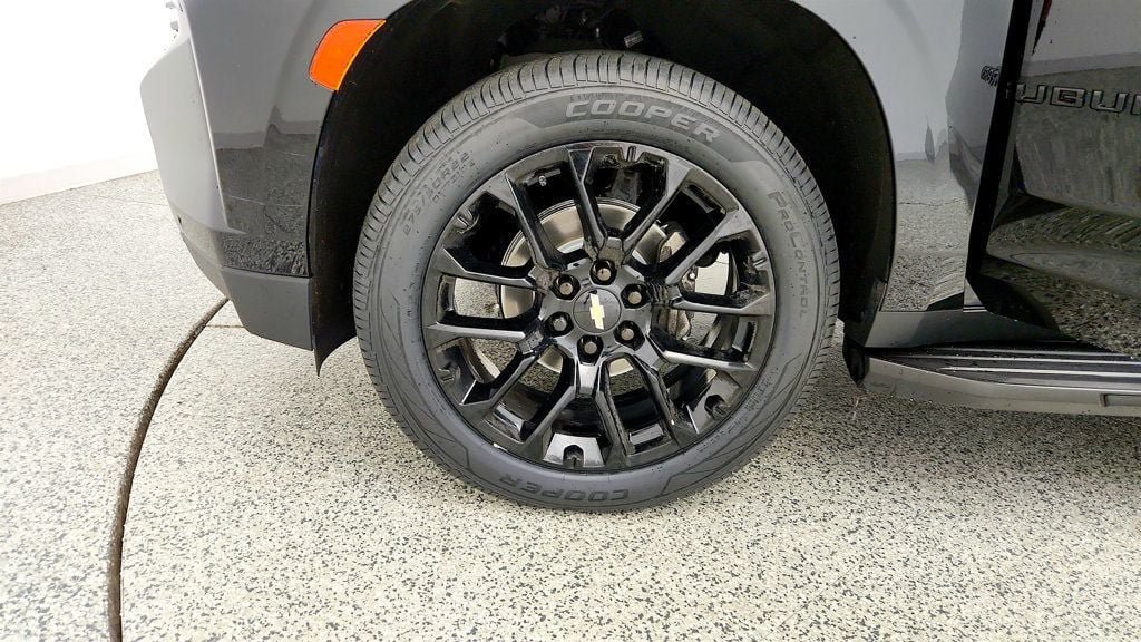 Used 2022 Chevrolet Suburban RST w/ Luxury Package AWD/4WD image 9