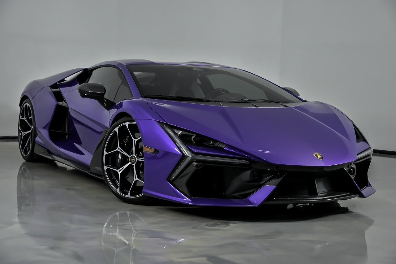 Used 2024 Lamborghini Revuelto image 2