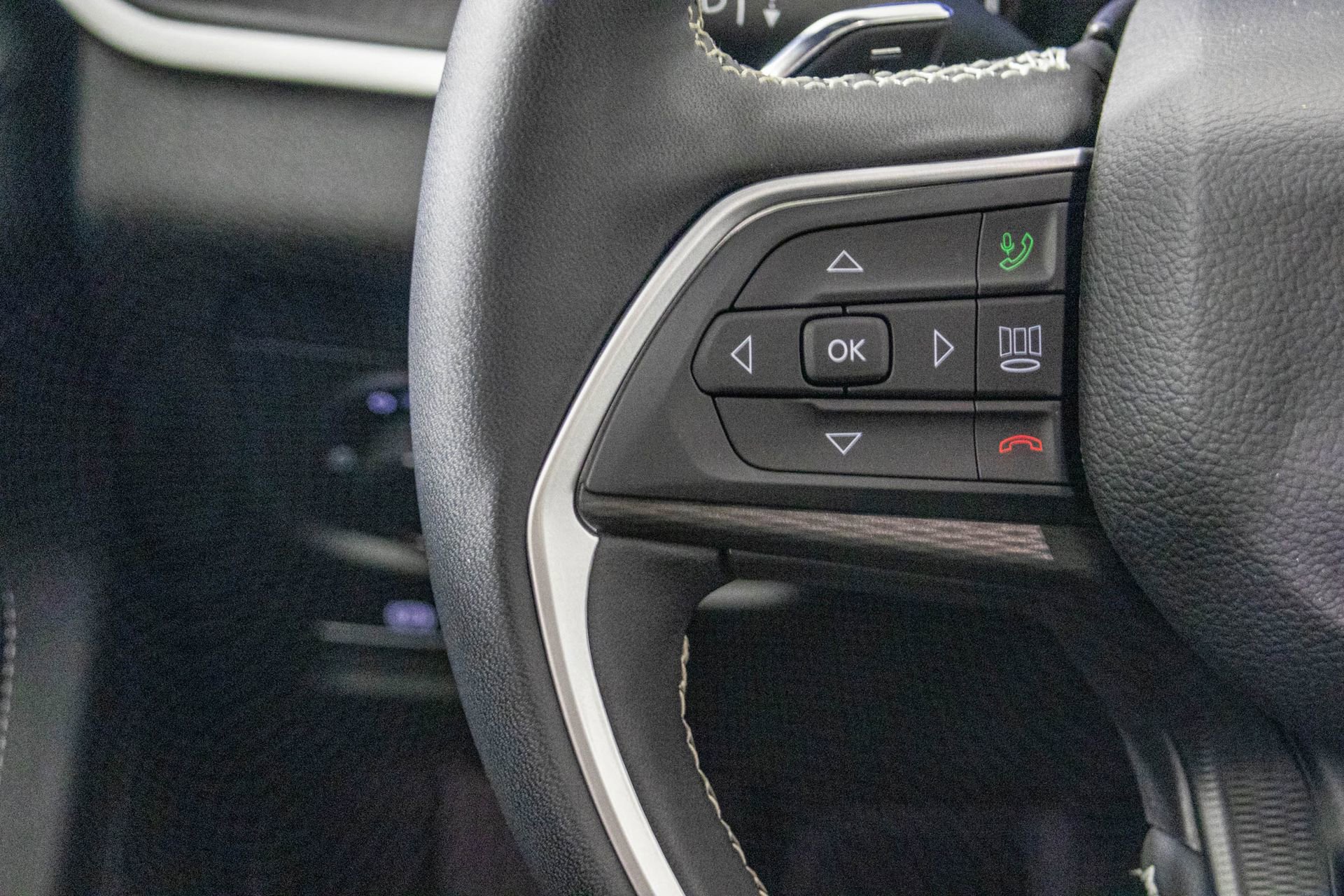 Used 2025 Jeep Grand Cherokee Altitude image 31