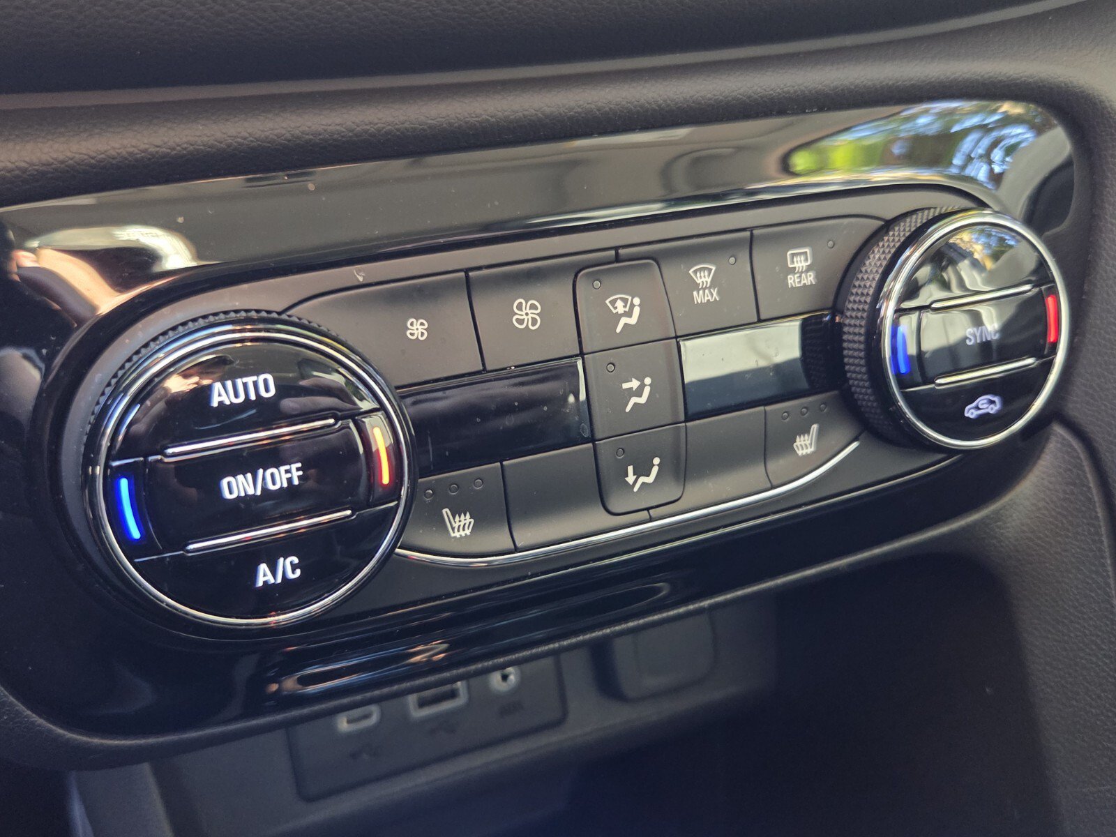 Used 2023 Buick Encore GX Essence w/ Experience Buick Package FWD image 28