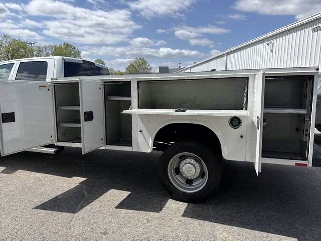 Used 2024 RAM 5500 Tradesman w/ Chrome Appearance Group AWD/4WD image 16