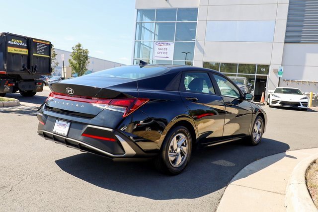 Used 2024 Hyundai Elantra SE image 17