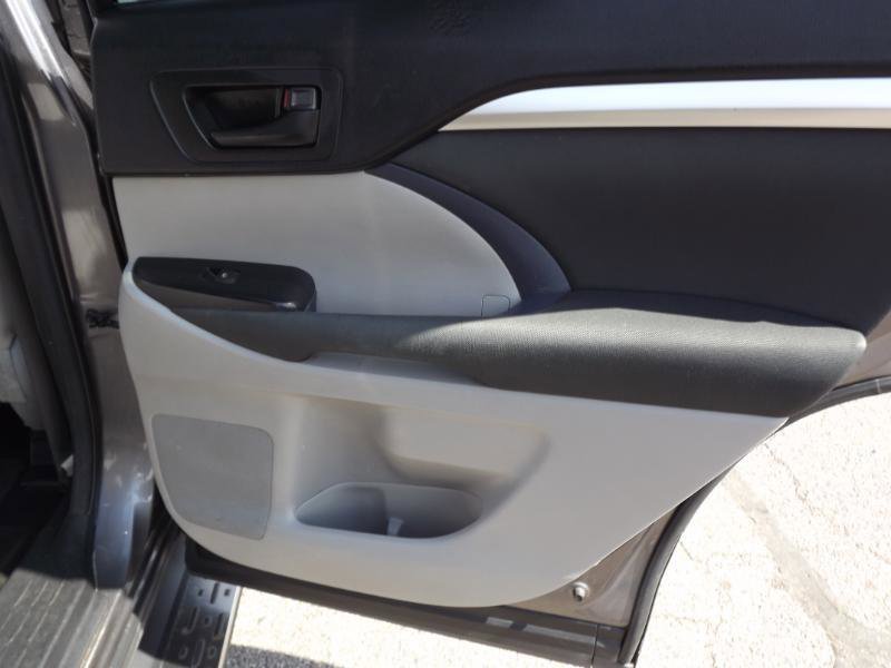 Used 2017 Toyota Highlander LE w/ Carpet Mat Package FWD image 27