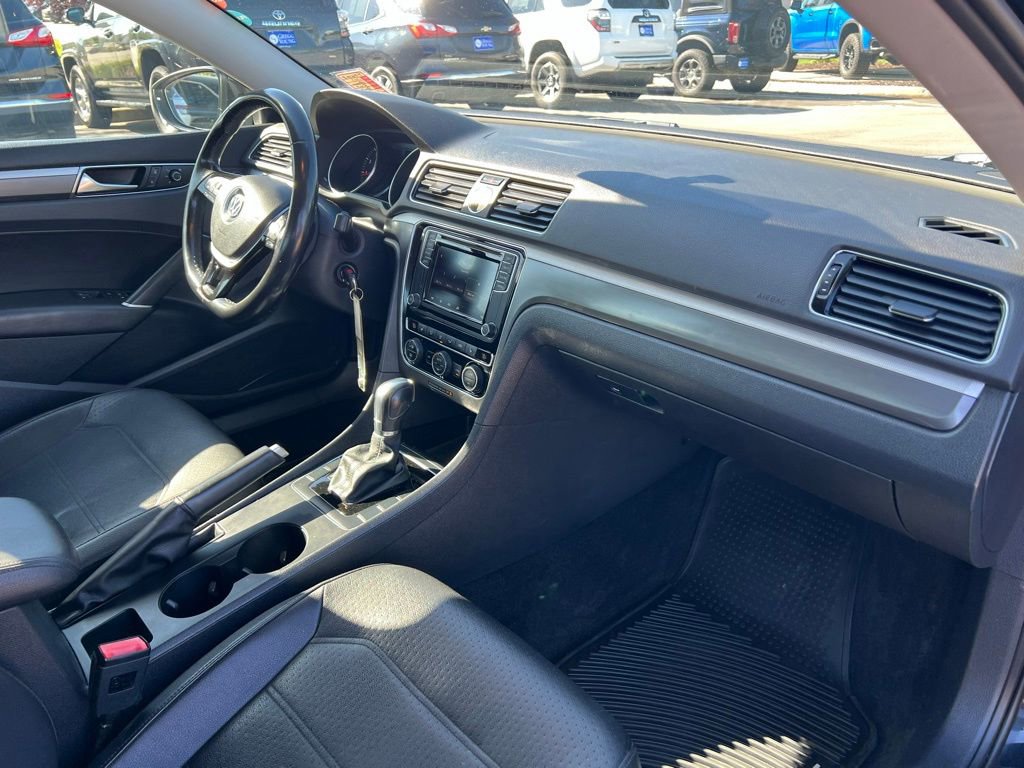 Used 2017 Volkswagen Passat 1.8T R-Line image 28
