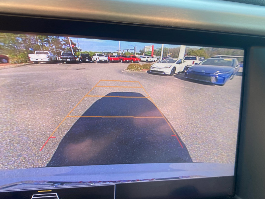 Used 2023 GMC Acadia SLE image 26