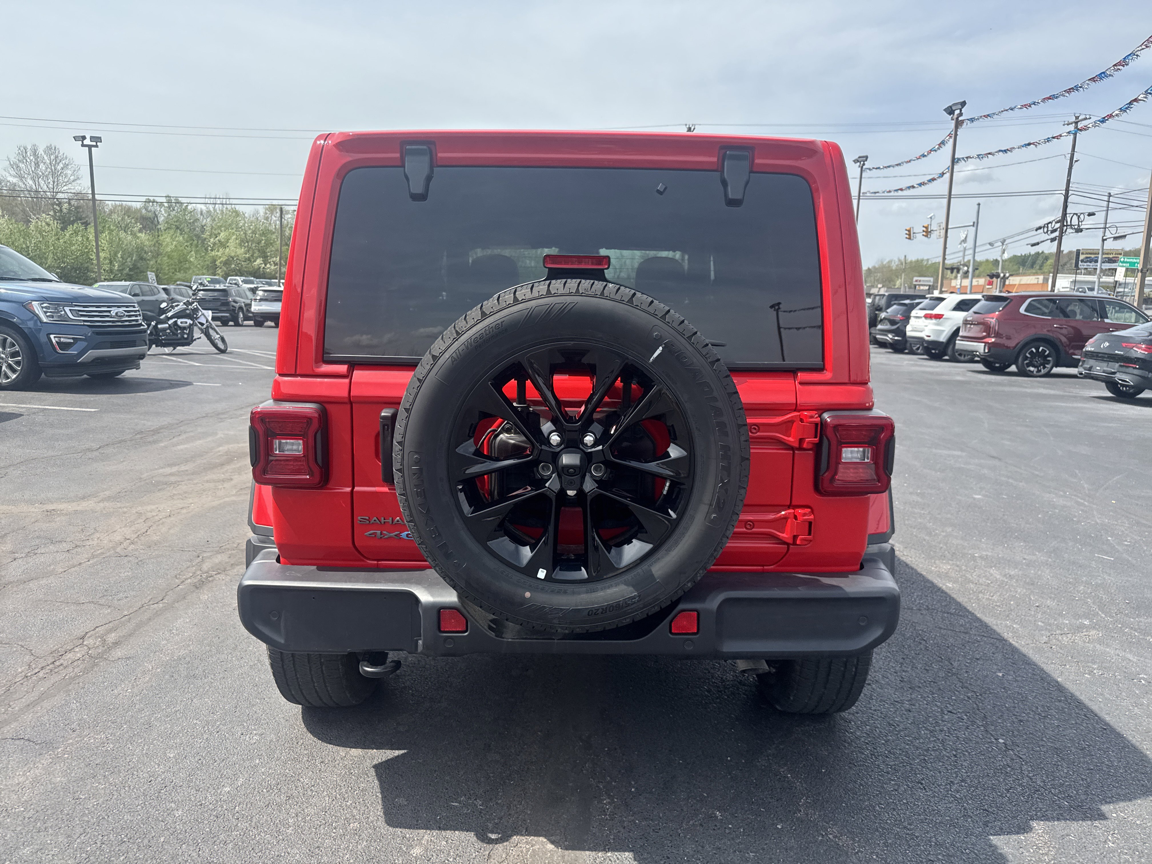 Used 2025 Jeep Wrangler Unlimited Sahara w/ Safety Group AWD/4WD image 4
