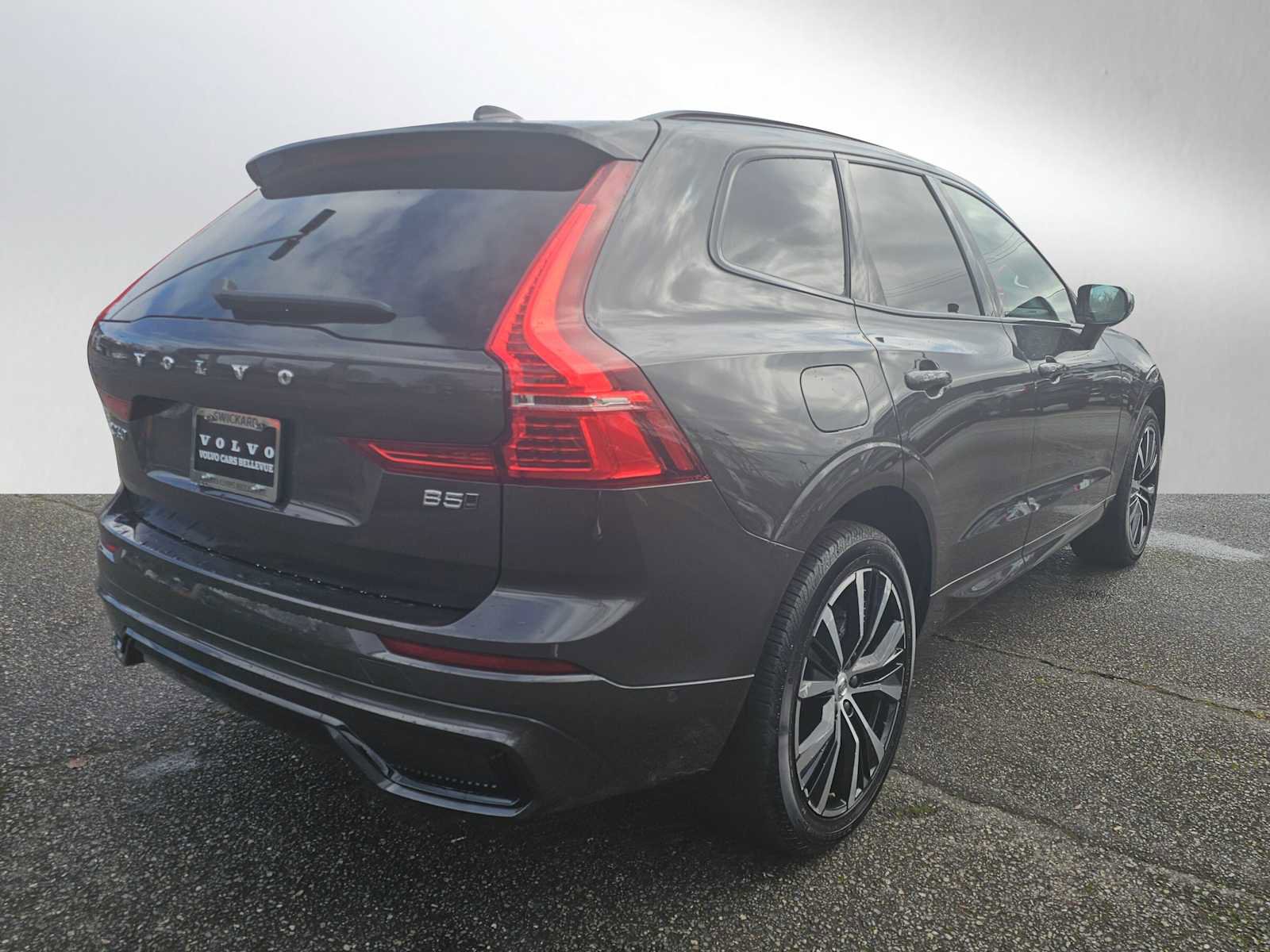 Certified 2025 Volvo XC60 B5 Plus image 3