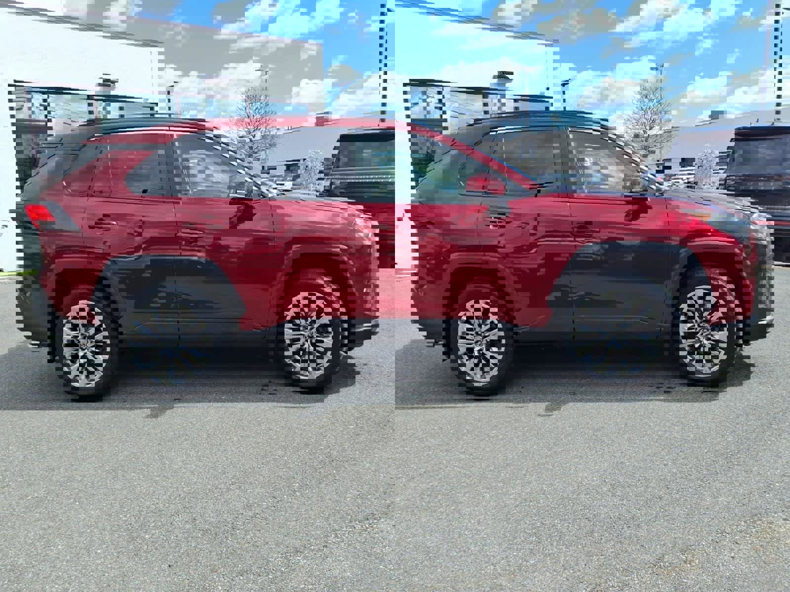 Used 2019 Toyota RAV4 XLE Premium w/ Cold Weather Package AWD/4WD image 4